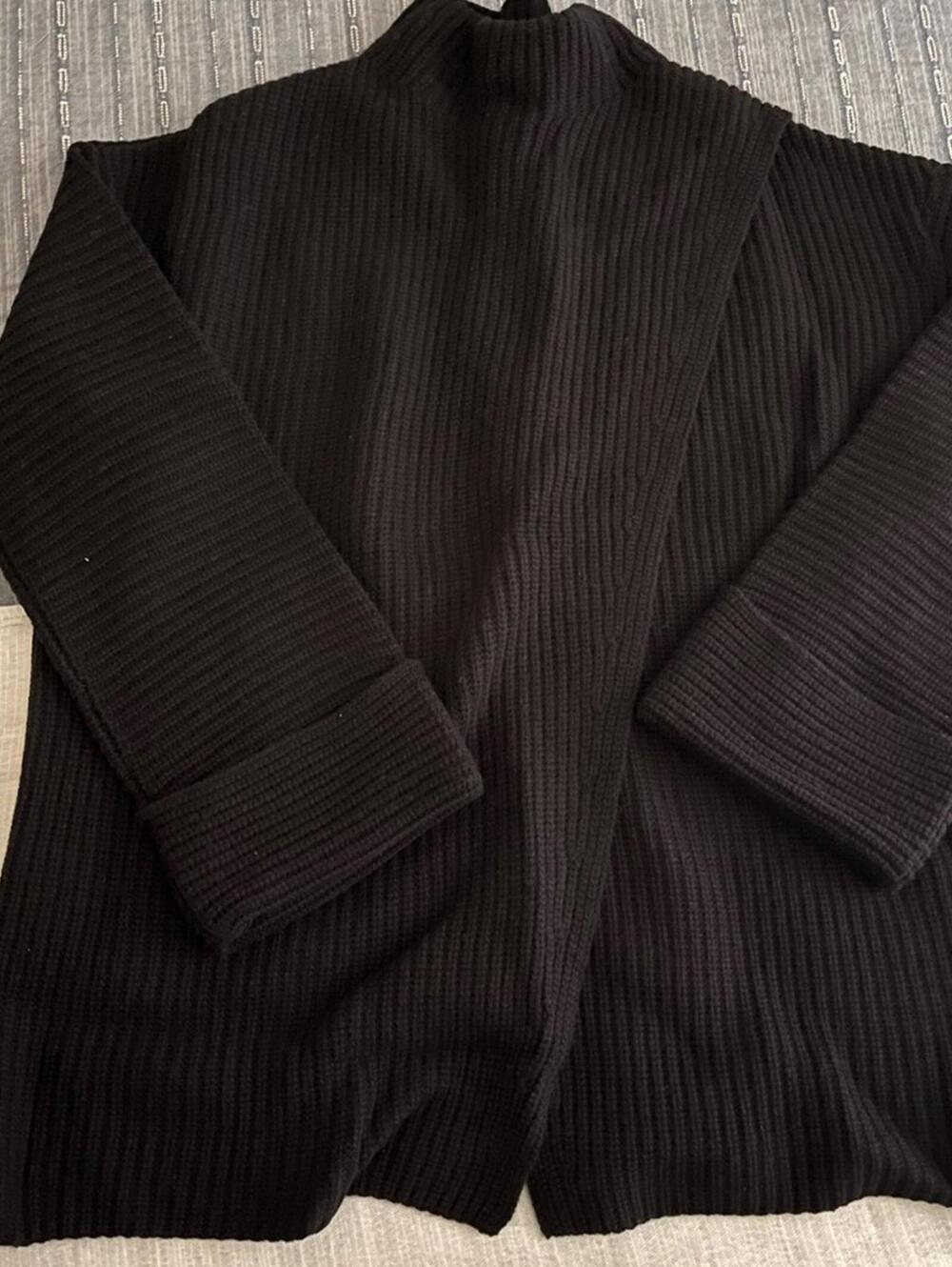 Athleta Azalea Sweater in black
Size medium  smoke free pet free home